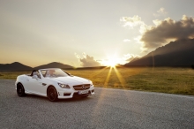 Белый Mercedes SLK-class кабриолет смотрит на последние лучи солнца